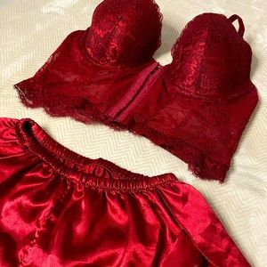 Selling a night wear set. Sizing L